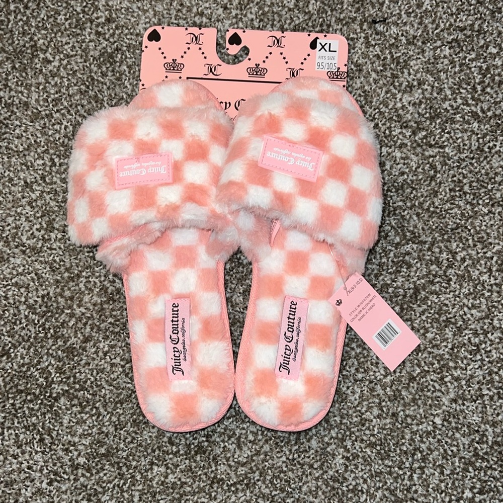 juicy couture slippers nwt but one slipper broke off the packaging